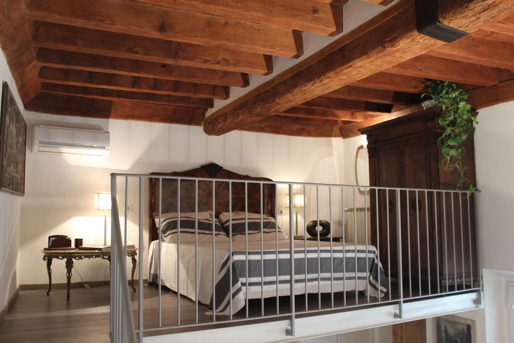 Florence Pitti Loft Rum bild